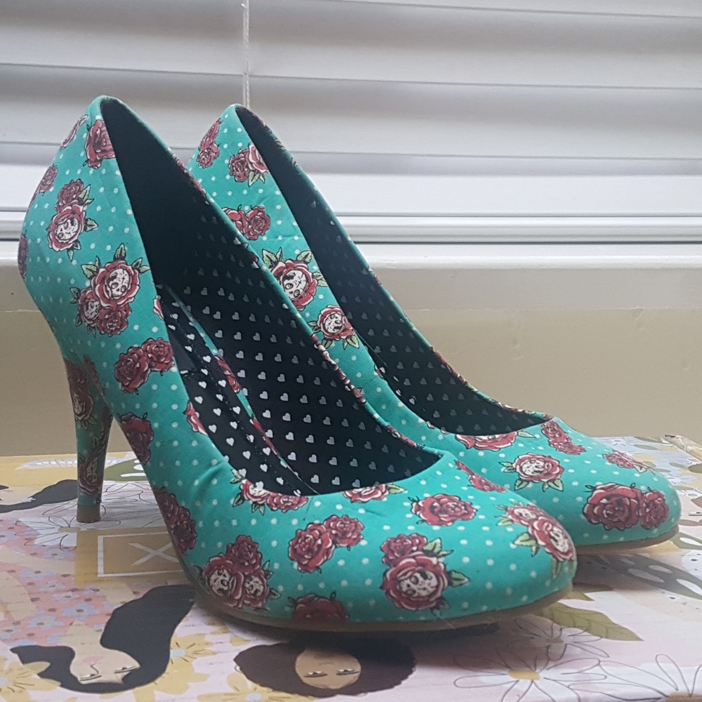 Size 7 Iron Fist "scary prairie" print pump